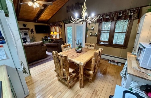 Woodsville Cabin | Beautiful Mountain Lake House cabin Getaway