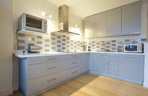 Suresnes Apartment | Beautiful new Apartment with carpark