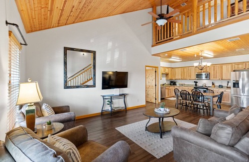 Gruene Condo | Beautiful New Condo Walking Distance to Gruene!