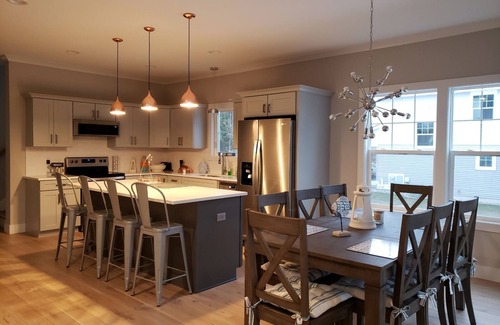 Miami Park House | Beautiful new Lake House Pets & Kids friendly with beach access!