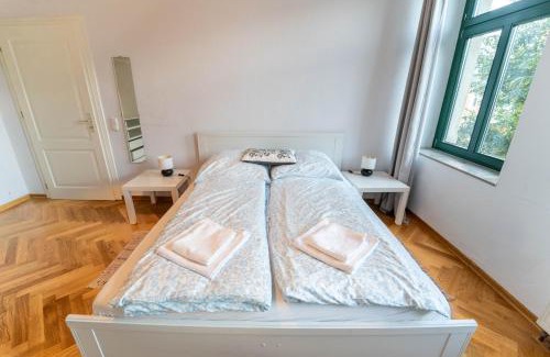 Trachenberge Apartment | Beautiful old building apartment