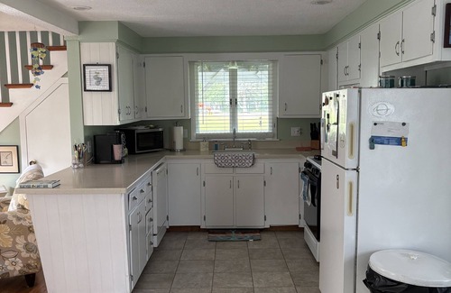 Branford House | Beautiful old style beach cottage nWalk to beach/restaurants nCenter of town