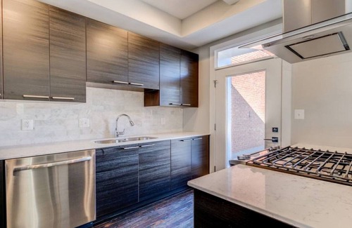 Southeast Apartment | Beautiful Perfectly Located 2BR Condo For Two International Students or Interns.