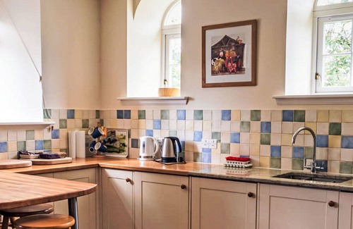 Glen Urquhart House | Beautiful private villa for 10 guests with WIFI, TV, terrace and pets allowed