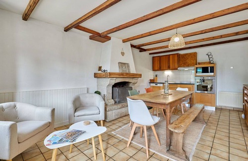 Surville House | Beautiful private villa for 4 people with WIFI, TV and pets allowed