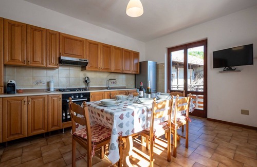 Pella House | Beautiful private villa for 6 people with WIFI, TV, patio and pets allowed