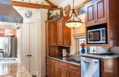 Ennis House | Beautiful Ranch Retreat With Breathtaking Views