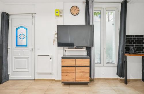Levallois-Perret Apartment | Beautiful renovated studio metro