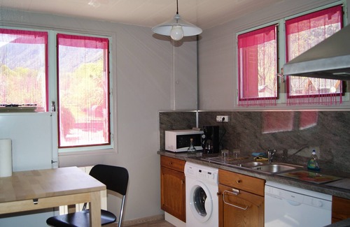 Aston House | Beautiful riverside house with large grounds (WiFi)