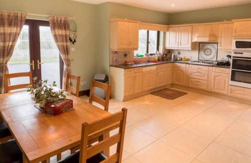 Donegal House | Beautiful spacious house nEnclosed gardenn5-6 bedroomsnSleeps 15-17