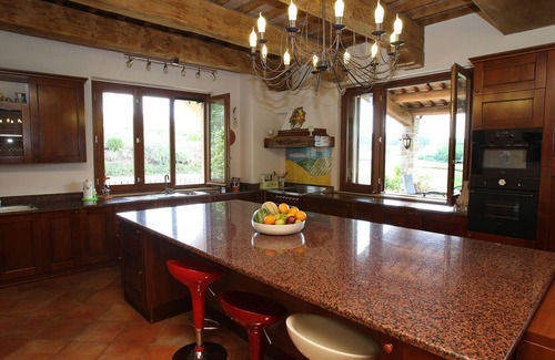 Montelovesco Villa | Beautiful spacious villa, 5 Beds, 15m Infinity Pool, lift, Garden, olive trees.