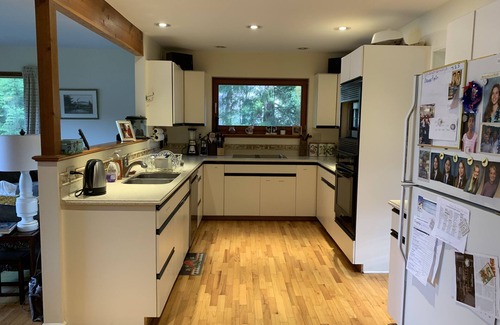 Chemainus House | Beautiful traditional family home and garden beside a lake