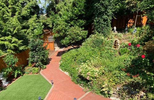 Central Lonsdale House | Beautiful Two Bedroom Suite