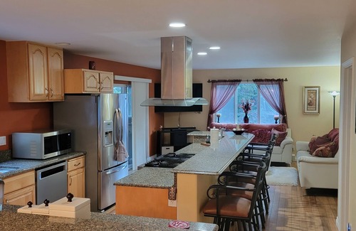 Back Loop House | Beautiful valley retreat only 2.6 miles from the glacier and close to airport!