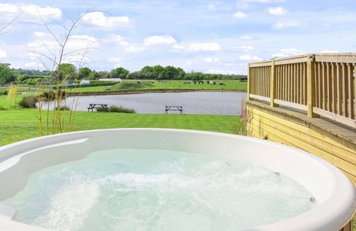 Hertford House | Beautiful villa for 6 guests with hot tub, TV, terrace and pets allowed