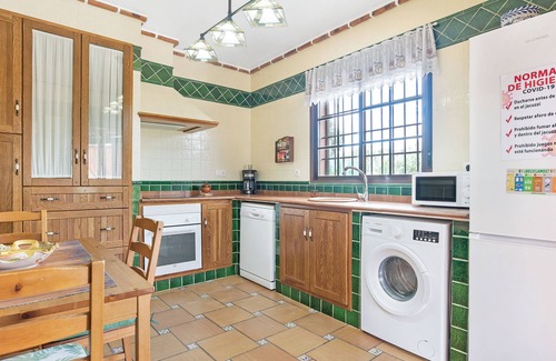 Brena y Marismas de Barbate Natural Park House | Beautiful Villa with Large Garden, Pool, Air Conditioning & Wi-Fi; Parking Available