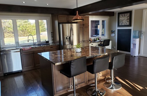 Huntsville Cottage | Beautiful waterfront cottage (with hottub), in the heart of Muskoka.