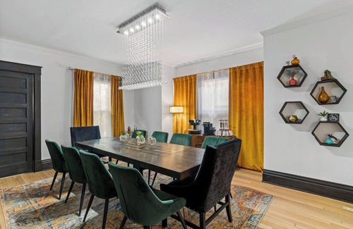 Westport House | Beautiful Westport Manor - Remodeled with 3 King beds!
