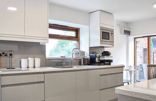 Warmingham Cottage | Beautifully converted barn in Cheshire countryside.