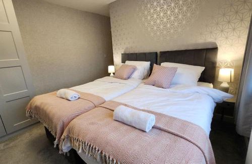 Farnworth Apartment | Beautifully Fab 3 bedroom 7 guests house