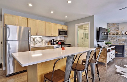 Killington Condo | Beautifully Renovated 2 Room, 2 Bath Suite in Killington. Shuttle and Ski Rental Discounts! 542