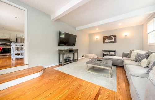 East Dennis House | Beautifully renovated 5br3ba 2 living room walk to bars restaurant and beach