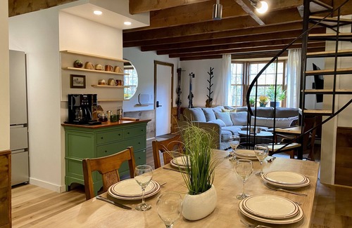 West Hartford House | Beautifully renovated with fireplace and coffee bar