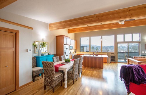 Hood River House | Beckoning Views, Peaceful Elegance, Walk to Downtown