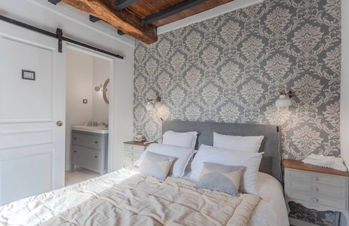 Arzacq-Arraziguet Bed & Breakfast | Bed and Breakfast 'Capucine' with Mountain View, Wi-Fi and Air Conditioning