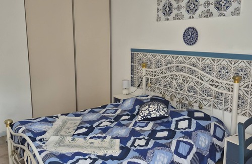 Saint-Cyprien Bed & Breakfast | Bed and Breakfast 'Chambre Farniente' with Shared Garden and Air Conditioning
