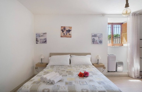 Seiano Bed & Breakfast | Bed and Breakfast 'Camera Aaron In Villa Vista Mare' with Shared Terrace and Wi-Fi