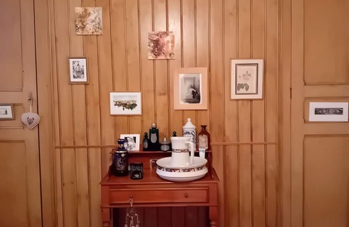 Chedigny Bed & Breakfast | Bed and Breakfast 'Le Jardin Pictural De Garance' with Shared Garden and Wi-Fi