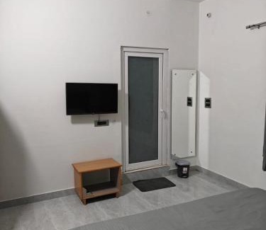 Shivanandi Hotel | Bed iN Mountain - BNM Stays