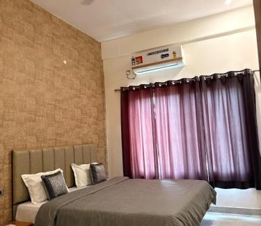 Shivanandi Hotel | Bed iN Mountain - BNM Stays
