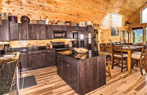 Gatlinburg Cabin | Bella Vista Lodge | Fire Pit 🔥| Hot Tub | Yard | Views | Owner Managed | Games!
