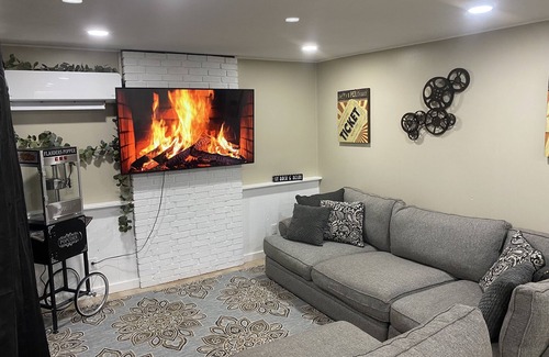 Bellaire House | Bellaire Midtown Cottage: Your Escape Awaits!