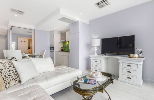 Glenelg Apartment | Belle Escapes - Bay View Lookout