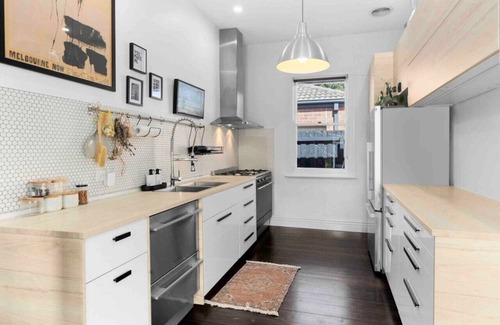 South Geelong House | Bellerine cottage- GMHBA, river, hospital closes