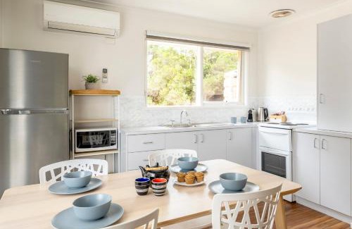 Bellbrae Villa | Bells Beach Cottages - Pet friendly cottage with wood heater