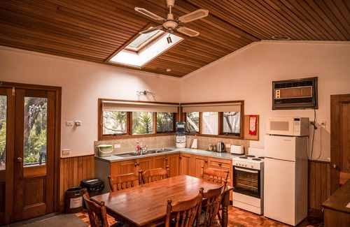 Bellbrae Villa | Bells Estate Bush Garden Cottage (pet friendly)
