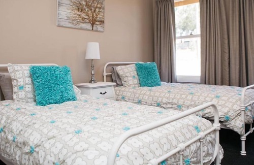 West Bendigo House | Bells HideAway--500m to Bendigo Stadium