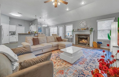 Belton Apartment | Belton Lakeview | Game Room | Hot Tub | Fireplace