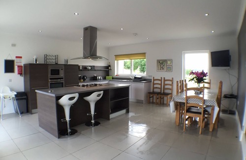 Castle Douglas House | Bengali Holiday Cottage - Sleeps 8 - Luxury Bungalow - Great Location