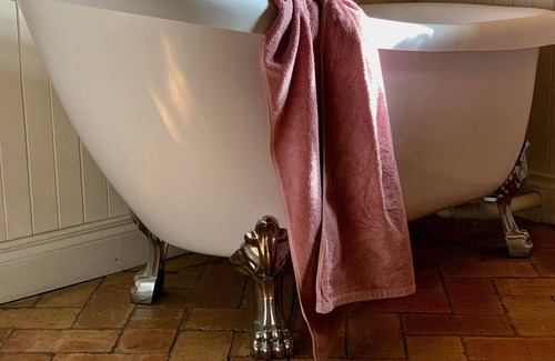 Abels Bay Cottage | Bespoke riverfront cottage nestled amongst the trees.