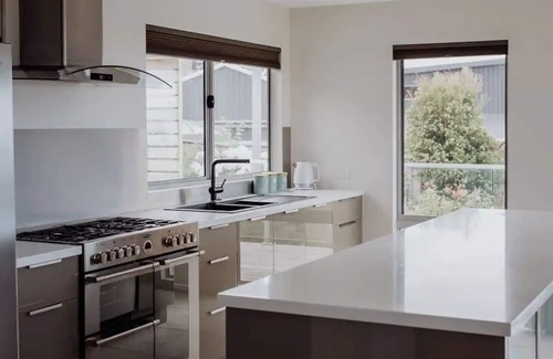 Bicheno Apartment | BEST BICHENO ESCAPE - GARDENS & REDBILL BEACH