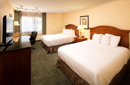 Wenatchee Hotel | Best Choice! 2 Spacious Units, With Outdoor Pool and Free Parking!
