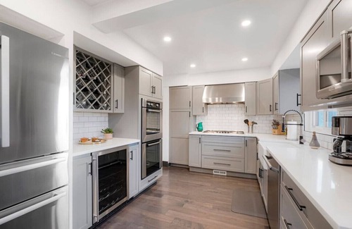 Berkley House | Best Experience You'll Have! HOT TUB + FIRE PIT - 4 miles to DT