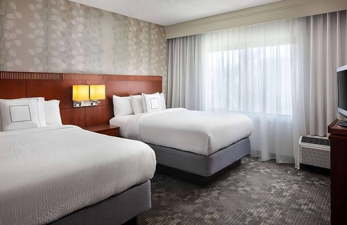 Laguna Hills Hotel | Best Value, Quality Stay! 2 Modern Units Near Newport Sports Museum w/Pool!