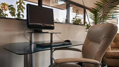 Gila Bend Cabin | Best Western Space Age Lodge