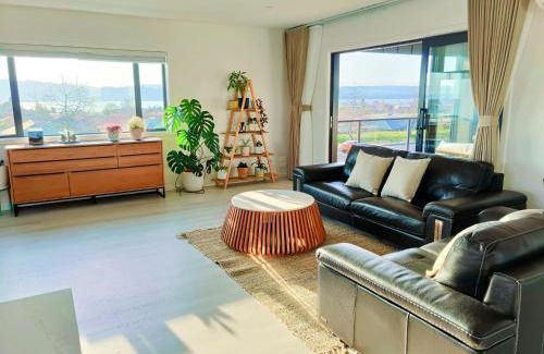 Wharewaka Villa | Better than Home - NEW Lake View